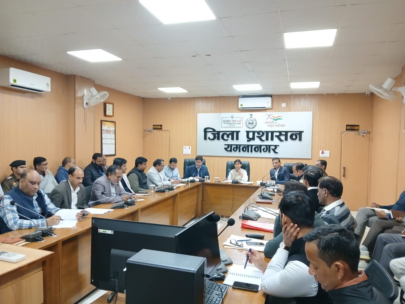 ਹਰਿਆਣਾ ਸਰਕਾਰ ਦੇ ਵਧੀਕ ਪ੍ਰਮੁੱਖ ਸਕੱਤਰ ਵਿਨੀਤ ਗਰਗ ਨੇ ਸਮਾਧਾਨ ਕੈਂਪਾਂ ਵਿੱਚ ਵੀਡੀਓ ਕਾਨਫਰੰਸ ਰਾਹੀਂ ਅਧਿਕਾਰੀਆਂ ਦੀ ਇੱਕ ਮੀਟਿੰਗ ਕੀਤੀ।